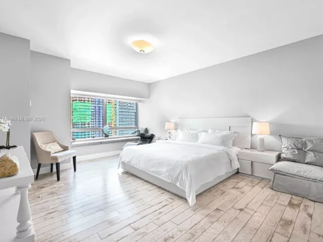 2-bedroom condo for rent in Miami - 1435 Brickell Ave 3401 - MondialRealty