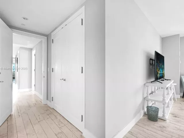 2-bedroom condo for rent in Miami - 1435 Brickell Ave 3401 - MondialRealty