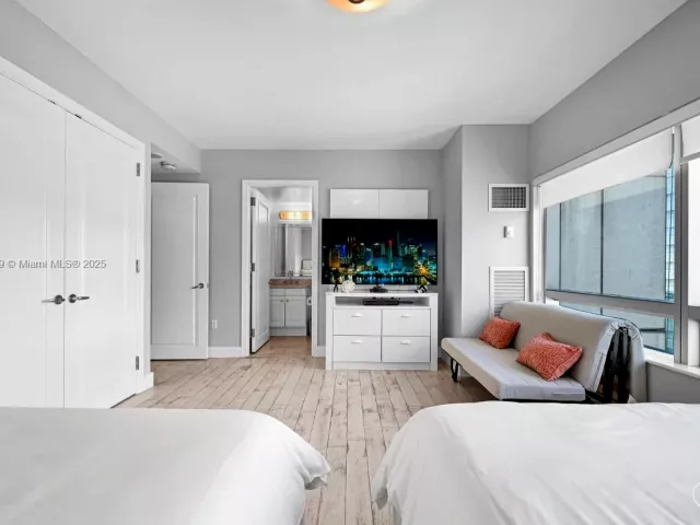 2-bedroom condo for rent in Miami - 1435 Brickell Ave 3401 - MondialRealty