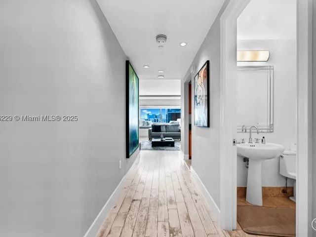 2-bedroom condo for rent in Miami - 1435 Brickell Ave 3401 - MondialRealty