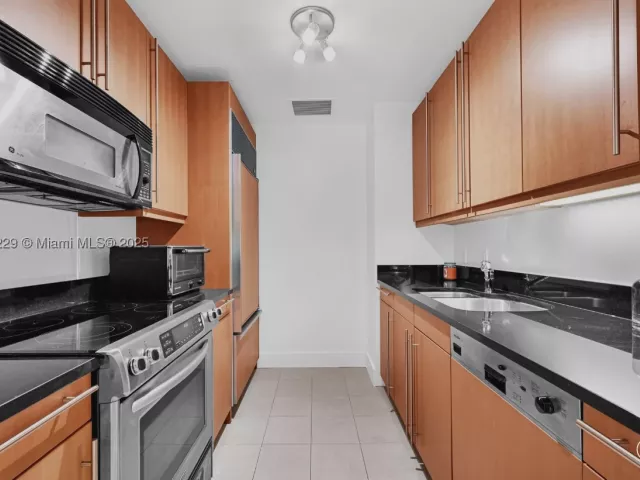 2-bedroom condo for rent in Miami - 1435 Brickell Ave 3401 - MondialRealty