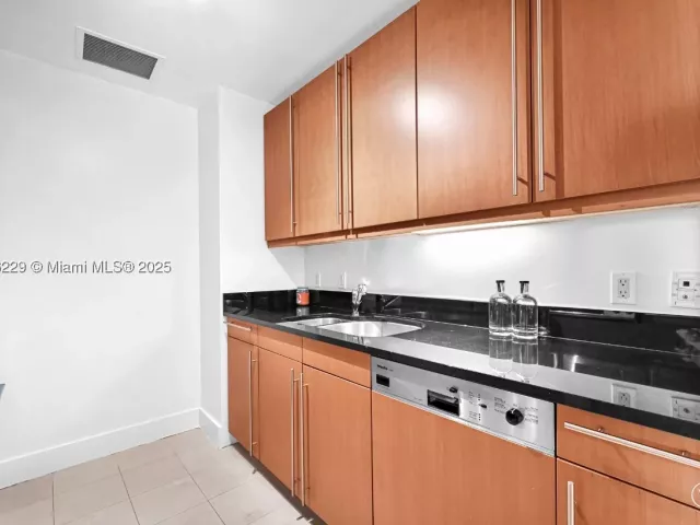 2-bedroom condo for rent in Miami - 1435 Brickell Ave 3401 - MondialRealty