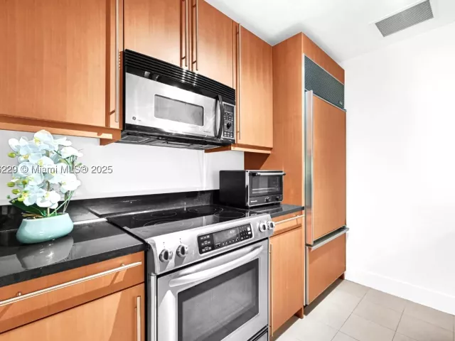 2-bedroom condo for rent in Miami - 1435 Brickell Ave 3401 - MondialRealty