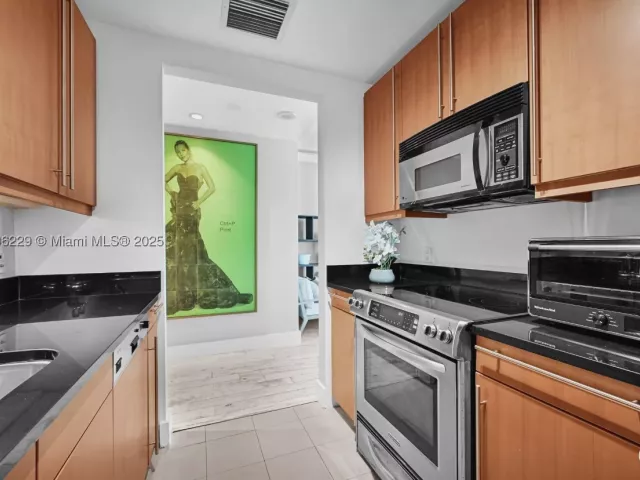 2-bedroom condo for rent in Miami - 1435 Brickell Ave 3401 - MondialRealty
