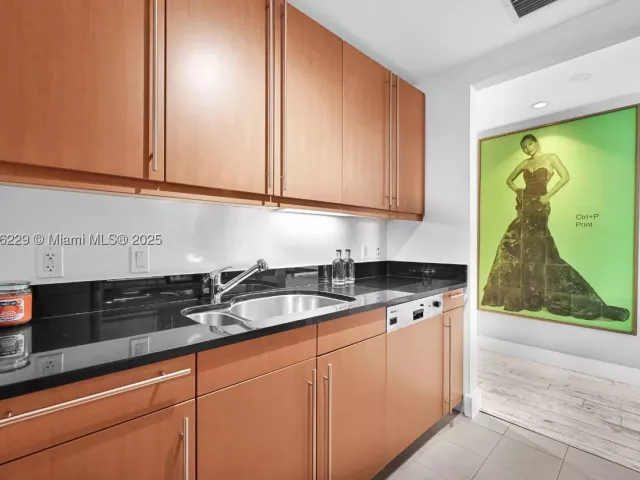 2-bedroom condo for rent in Miami - 1435 Brickell Ave 3401 - MondialRealty
