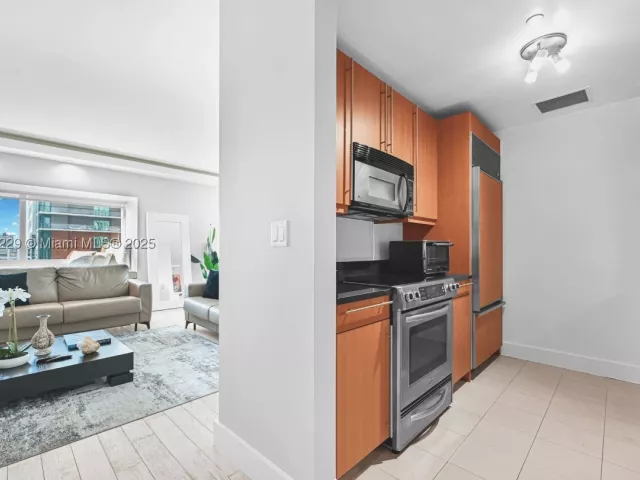 2-bedroom condo for rent in Miami - 1435 Brickell Ave 3401 - MondialRealty
