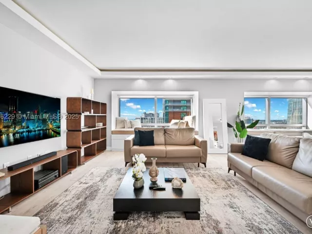 2-bedroom condo for rent in Miami - 1435 Brickell Ave 3401 - MondialRealty