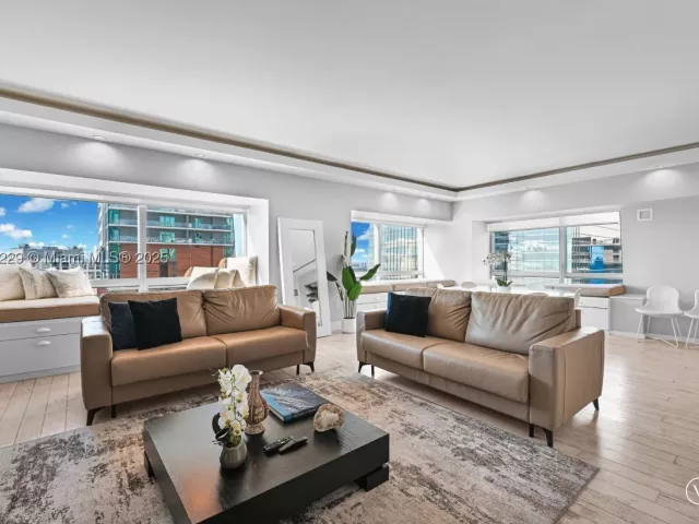 2-bedroom condo for rent in Miami - 1435 Brickell Ave 3401 - MondialRealty