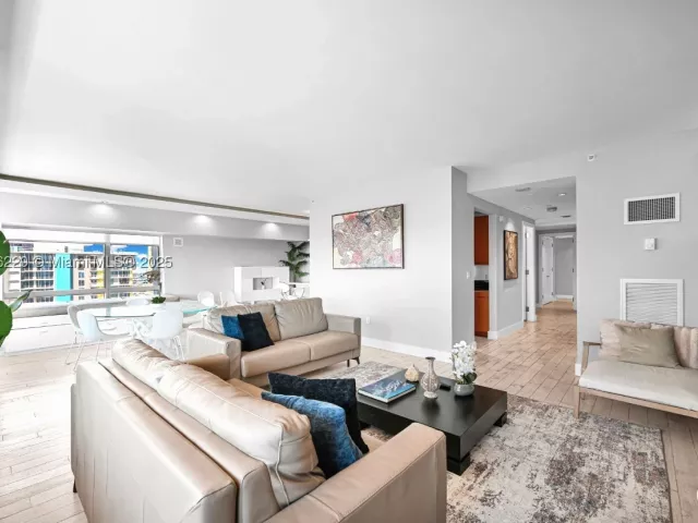 2-bedroom condo for rent in Miami - 1435 Brickell Ave 3401 - MondialRealty