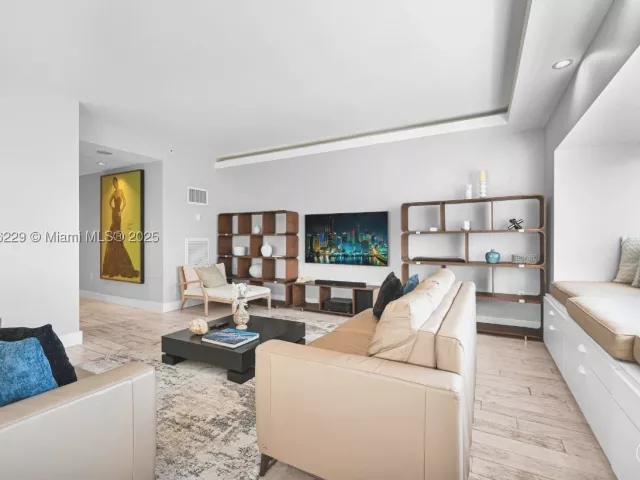 2-bedroom condo for rent in Miami - 1435 Brickell Ave 3401 - MondialRealty