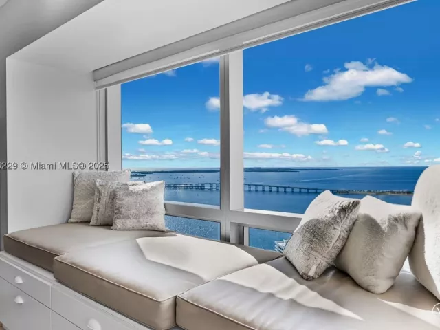 2-bedroom condo for rent in Miami - 1435 Brickell Ave 3401 - MondialRealty