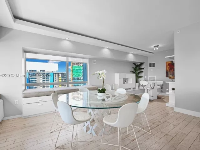 2-bedroom condo for rent in Miami - 1435 Brickell Ave 3401 - MondialRealty
