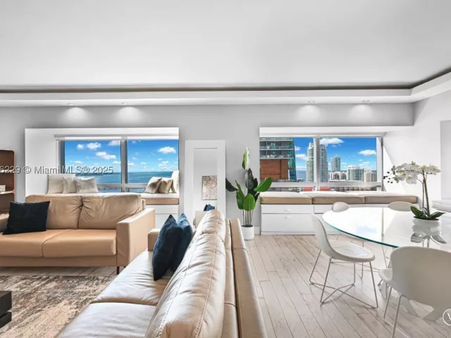 2-bedroom condo for rent in Miami - 1435 Brickell Ave 3401 - MondialRealty