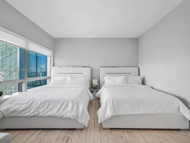 2-bedroom condo for rent in Miami - 1435 Brickell Ave 3401 - MondialRealty