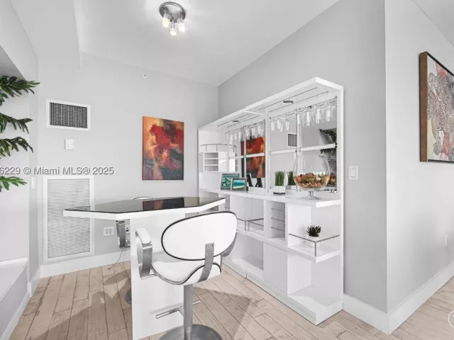 2-bedroom condo for rent in Miami - 1435 Brickell Ave 3401 - MondialRealty