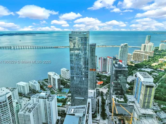 2-bedroom condo for rent in Miami - 1435 Brickell Ave 3401 - MondialRealty