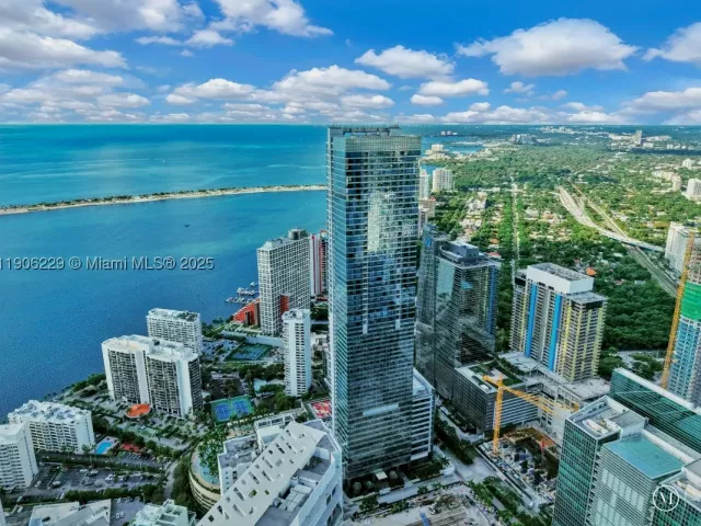 2-bedroom condo for rent in Miami - 1435 Brickell Ave 3401 - MondialRealty