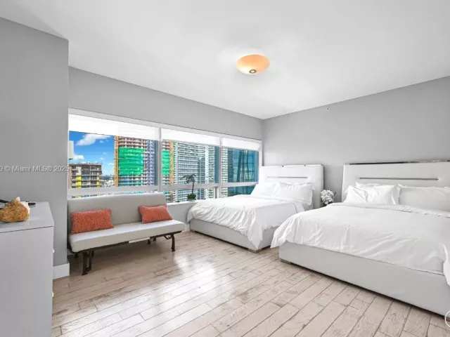 2-bedroom condo for rent in Miami - 1435 Brickell Ave 3401 - MondialRealty