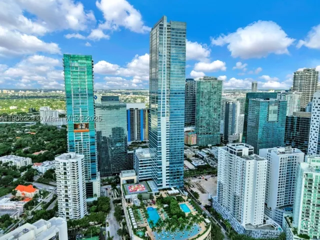 2-bedroom condo for rent in Miami - 1435 Brickell Ave 3401 - MondialRealty