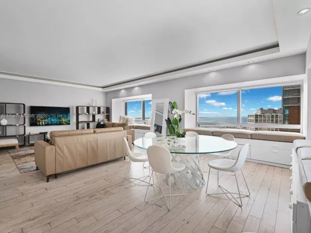 2-bedroom condo for rent in Miami - 1435 Brickell Ave 3401 - MondialRealty