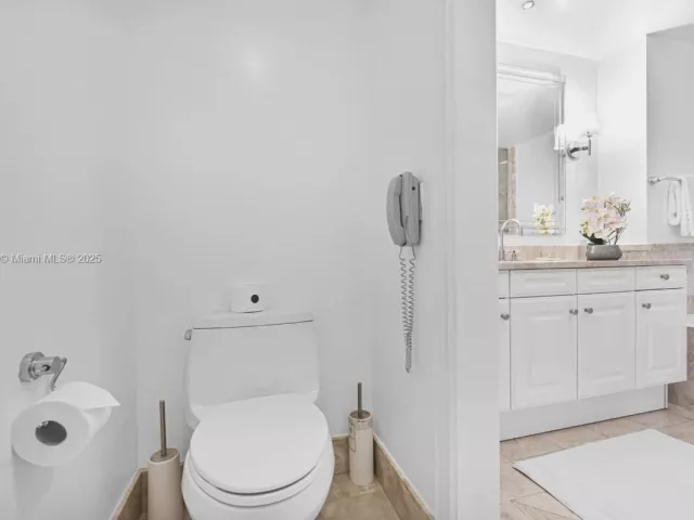 2-bedroom condo for rent in Miami - 1435 Brickell Ave 3401 - MondialRealty