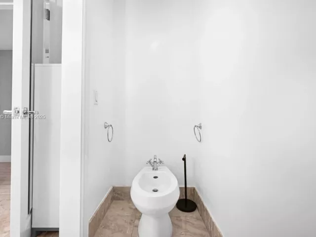 2-bedroom condo for rent in Miami - 1435 Brickell Ave 3401 - MondialRealty