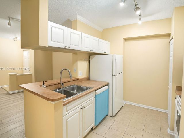 1-bedroom condo for rent in Sunny Isles Beach - 17150 N Bay Rd 2122 - MondialRealty
