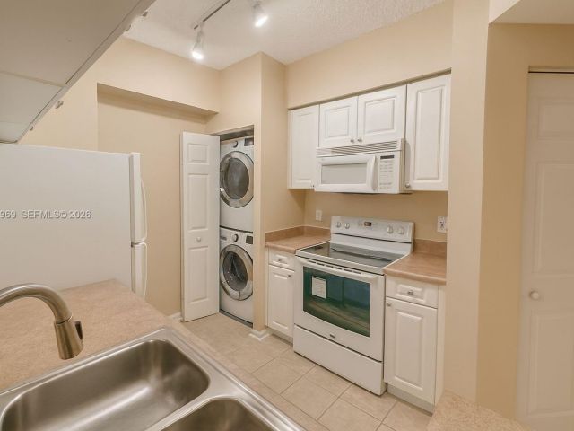 1-bedroom condo for rent in Sunny Isles Beach - 17150 N Bay Rd 2122 - MondialRealty