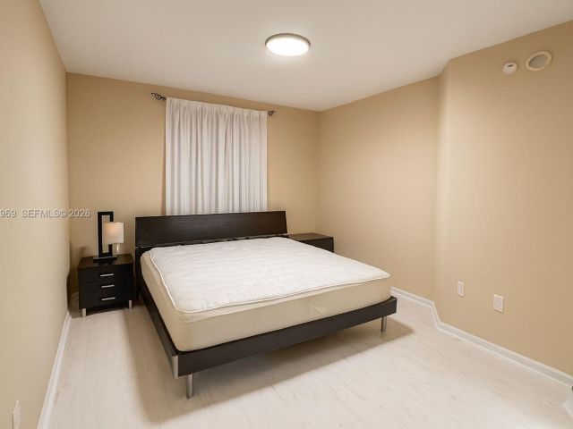 1-bedroom condo for rent in Sunny Isles Beach - 17150 N Bay Rd 2122 - MondialRealty
