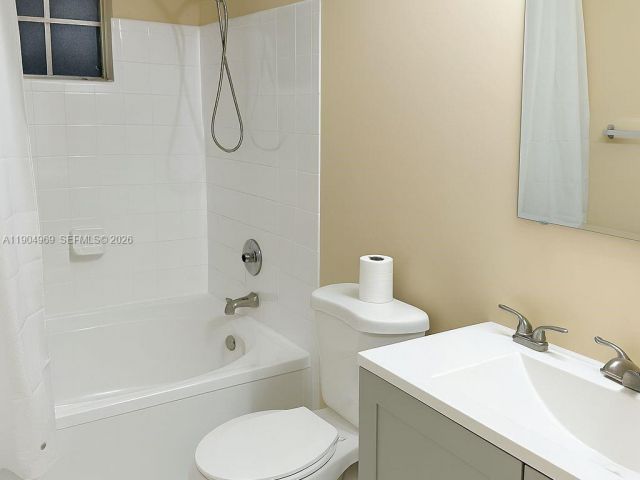 1-bedroom condo for rent in Sunny Isles Beach - 17150 N Bay Rd 2122 - MondialRealty