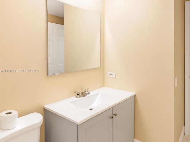 1-bedroom condo for rent in Sunny Isles Beach - 17150 N Bay Rd 2122 - MondialRealty
