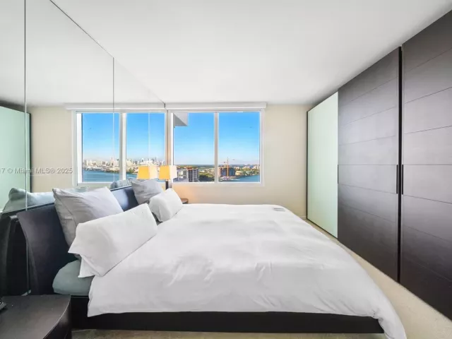 2-bedroom condo for sale in Miami Beach - 400 S Pointe Dr 2003 - MondialRealty