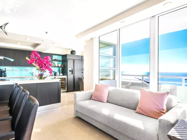 2-bedroom condo for sale in Miami Beach - 400 S Pointe Dr 2003 - MondialRealty