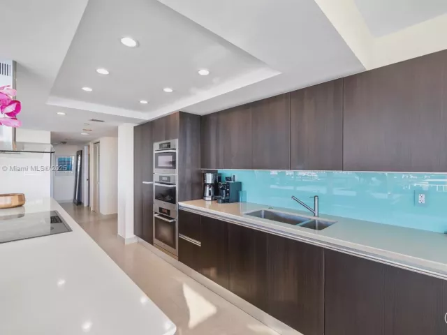2-bedroom condo for sale in Miami Beach - 400 S Pointe Dr 2003 - MondialRealty