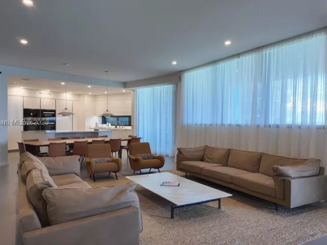 4-bedroom condo for sale in Sunny Isles Beach - 18555 Collins Ave 905 - MondialRealty