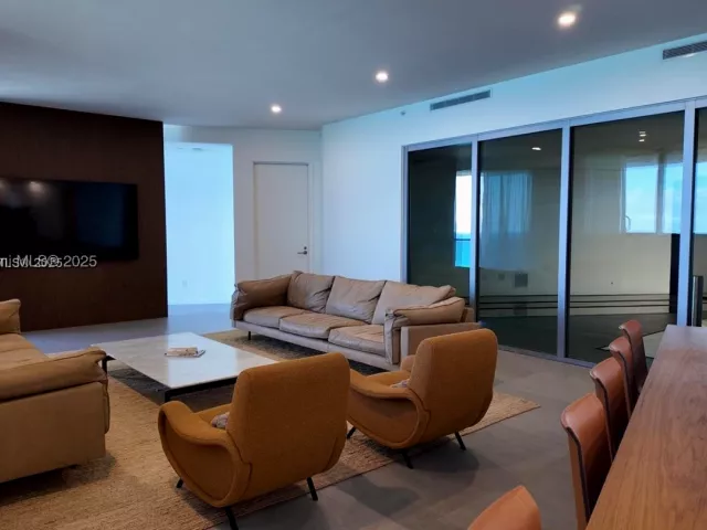 4-bedroom condo for sale in Sunny Isles Beach - 18555 Collins Ave 905 - MondialRealty