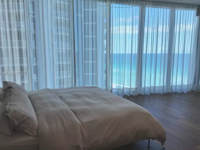 4-bedroom condo for sale in Sunny Isles Beach - 18555 Collins Ave 905 - MondialRealty