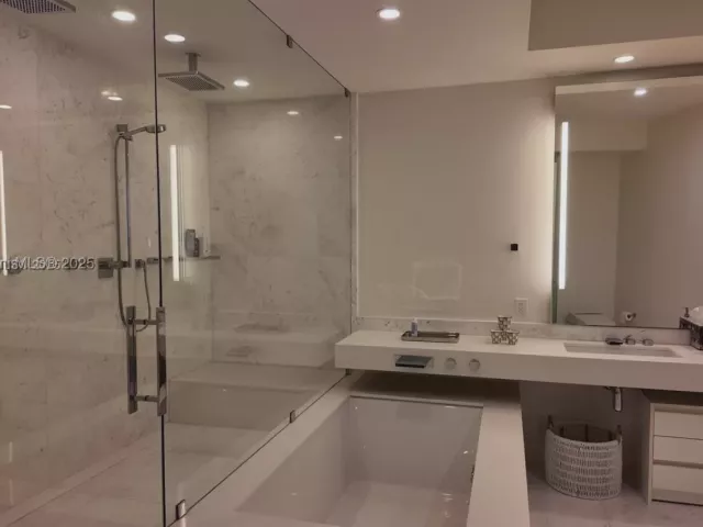4-bedroom condo for sale in Sunny Isles Beach - 18555 Collins Ave 905 - MondialRealty