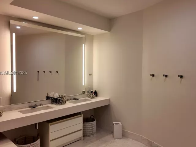 4-bedroom condo for sale in Sunny Isles Beach - 18555 Collins Ave 905 - MondialRealty