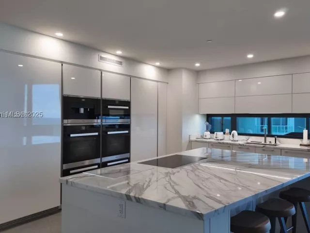 4-bedroom condo for sale in Sunny Isles Beach - 18555 Collins Ave 905 - MondialRealty