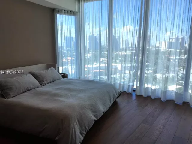 4-bedroom condo for sale in Sunny Isles Beach - 18555 Collins Ave 905 - MondialRealty