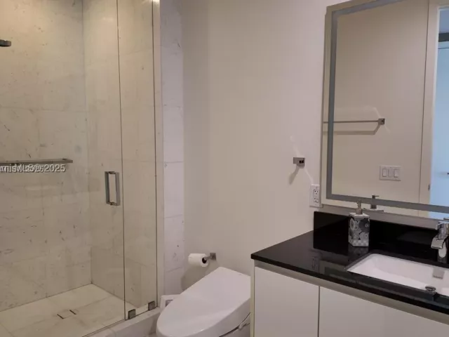 4-bedroom condo for sale in Sunny Isles Beach - 18555 Collins Ave 905 - MondialRealty