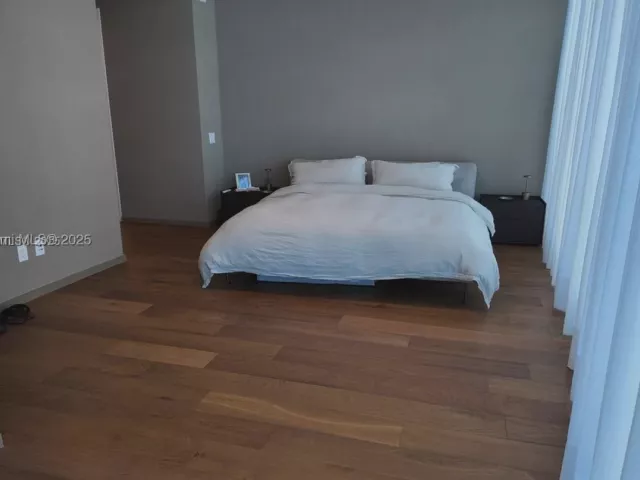 4-bedroom condo for sale in Sunny Isles Beach - 18555 Collins Ave 905 - MondialRealty