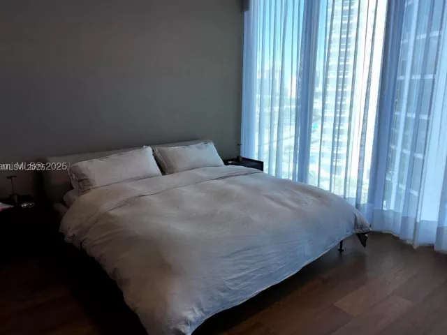 4-bedroom condo for sale in Sunny Isles Beach - 18555 Collins Ave 905 - MondialRealty