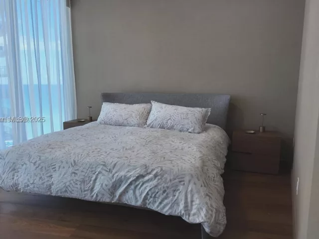 4-bedroom condo for sale in Sunny Isles Beach - 18555 Collins Ave 905 - MondialRealty