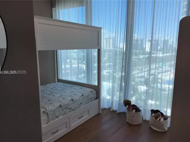 4-bedroom condo for sale in Sunny Isles Beach - 18555 Collins Ave 905 - MondialRealty