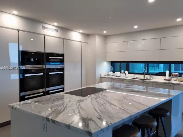 4-bedroom condo for sale in Sunny Isles Beach - 18555 Collins Ave 905 - MondialRealty