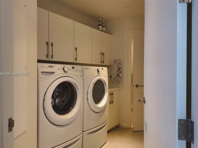 4-bedroom condo for sale in Sunny Isles Beach - 18555 Collins Ave 905 - MondialRealty