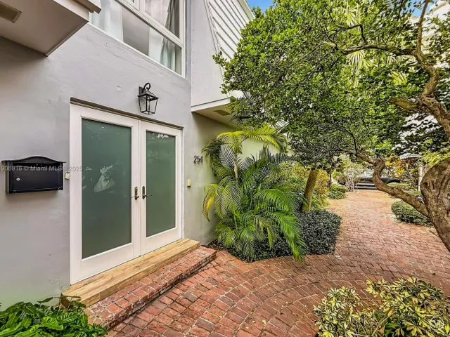 3-bedroom home for sale in Key Biscayne -  - MondialRealty