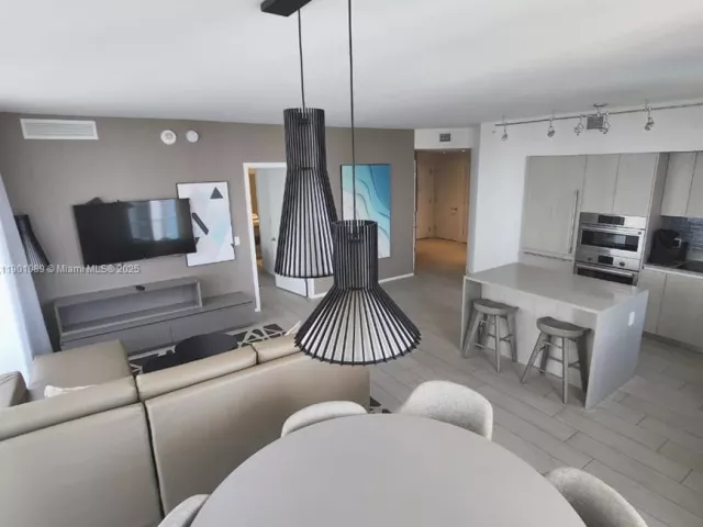 2-bedroom condo for sale in Hollywood - 4010 S Ocean Dr R1709 - MondialRealty